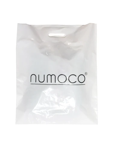 Balta plastmasas iepirkumu soma ar melnu "numoco" logotipu centrā. Soma ir vienkārša un eleganta, piemērota dažādiem pirkumiem.}