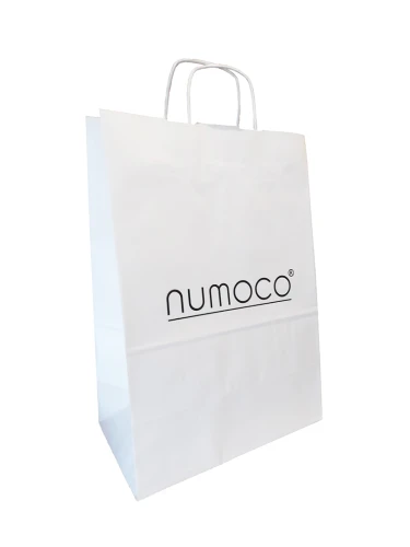 Balta papīra soma ar melnu "numoco" logotipu centrā un izturīgām rokturiem. Soma ir vienkārša un eleganta, piemērota dažādiem iepirkumiem vai dāvanām.}