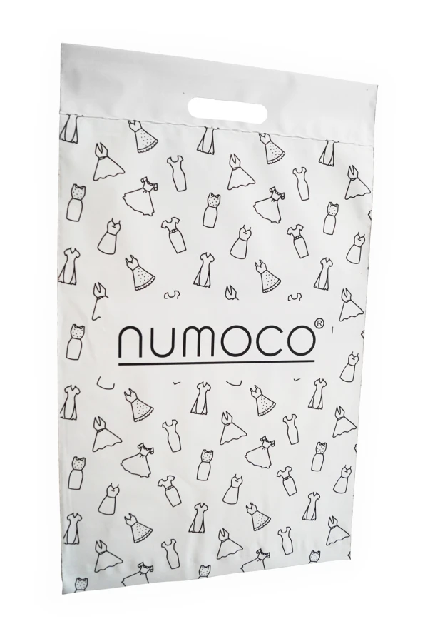 Balts matēts iepakojuma maisiņš ar melniem apģērbu siluetiem un "numoco" logotipu centrā. Maisiņš ir aprīkots ar rokturi ērtai pārnēsāšanai.