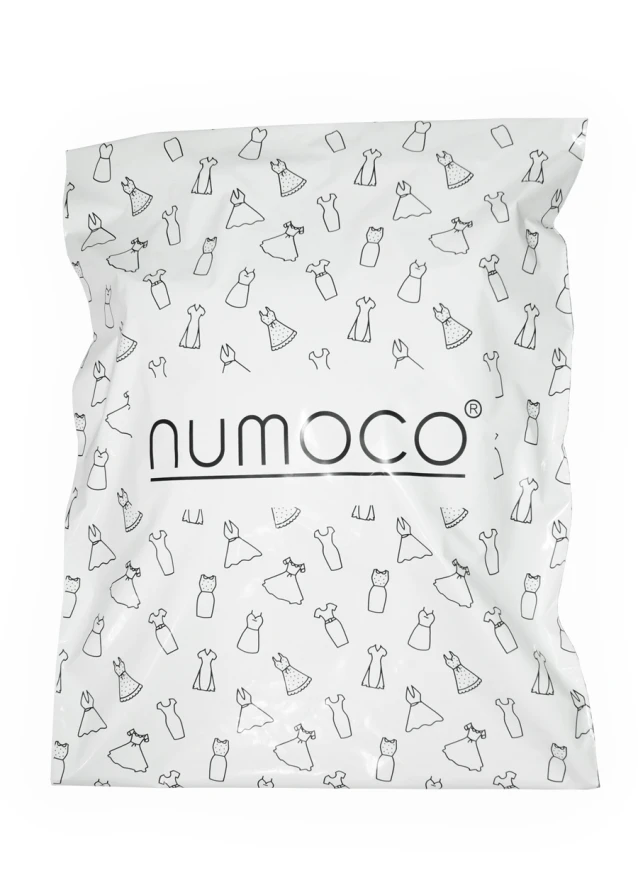 Liels, balts transporta iepakojums ar melniem apģērbu siluetiem un "numoco" logotipu centrā. Izturīgs un stilīgs iepakojums, kas piemērots drošai preču nosūtīšanai.