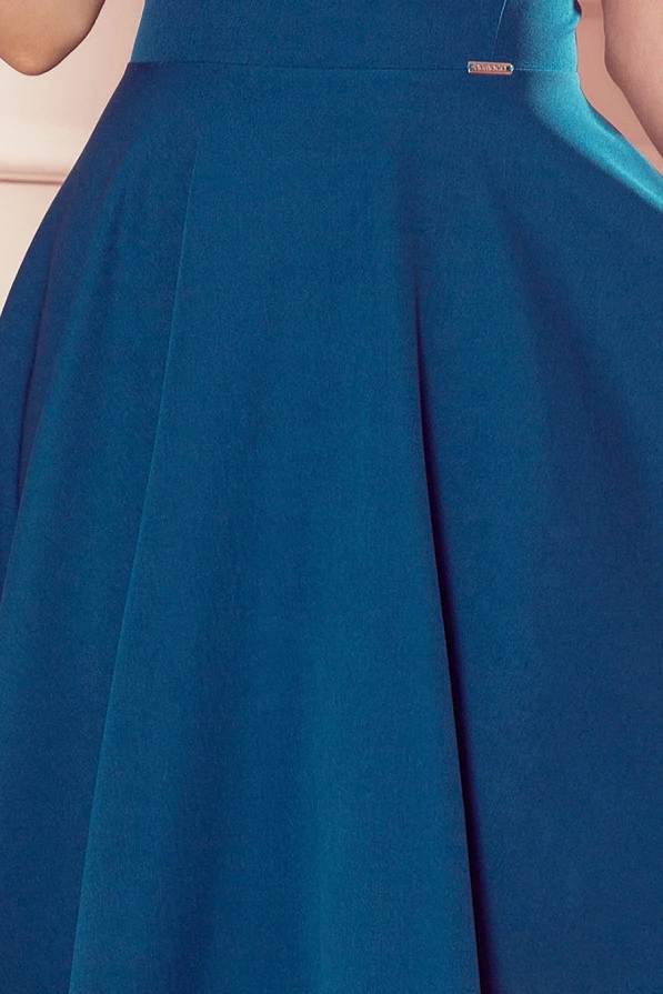 Eleganta, zila kleita ar izplestu svārku daļu, kas piešķir sievišķīgu un plūstošu siluetu. Kleita ir izgatavota no kvalitatīva auduma, kas nodrošina komfortu un eleganci.