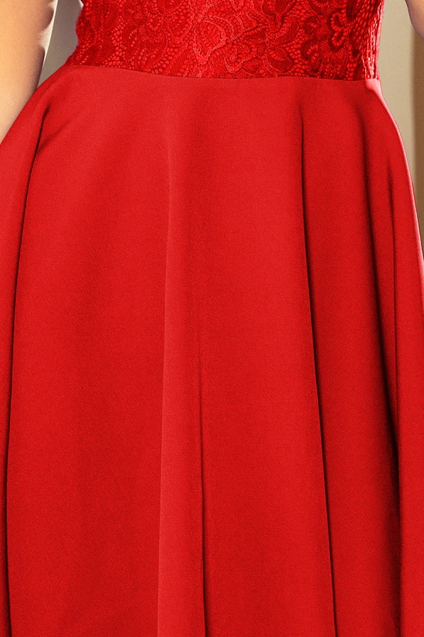 Sarkanā kleita ar elegantu mežģīņu augšdaļu un gludu, plūstošu svārku daļu. Dizains izceļ sievišķību un piešķir izsmalcinātu izskatu.