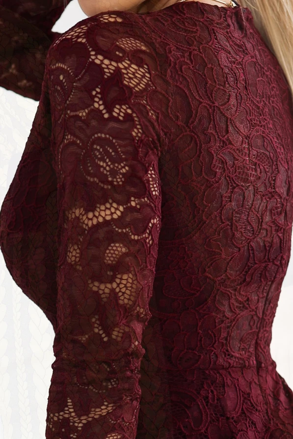 Eleganta bordo krāsas mežģīņu kleita ar garām piedurknēm un smalku ziedu rakstu. Kleita pieguļ augumam, izceļot sievišķīgās formas un piešķirot izsmalcinātu izskatu.