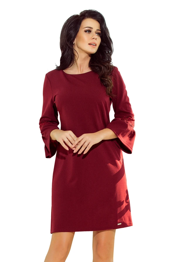 Sieviešu kleita bordo krāsā ar elegantu, vienkāršu dizainu un trīs ceturtdaļu piedurknēm. Kleita ir izgatavota no viegla materiāla, kas nodrošina komfortu un stilīgu izskatu.