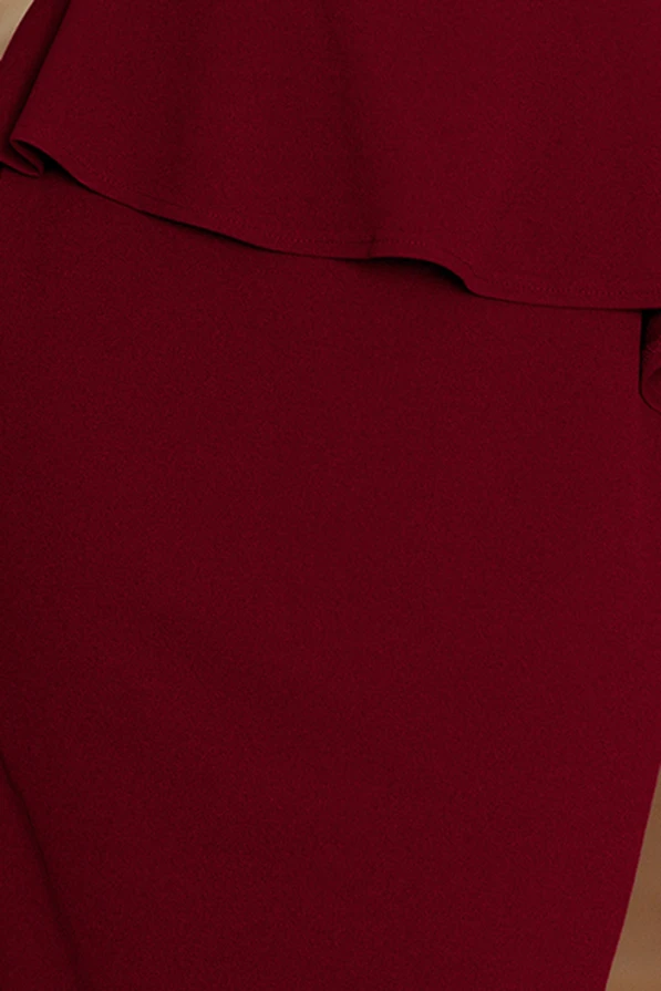 Eleganta bordo krāsas midi kleita ar plūstošu audumu un sievišķīgu siluetu. Kleita izceļas ar vienkāršu, bet izsmalcinātu dizainu, kas piemērots dažādiem svinīgiem pasākumiem.
