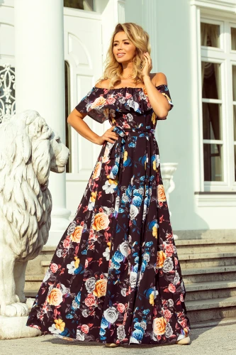 Garā kleita ar spāņu stila iedvesmu ir dekorēta ar krāsainiem ziedu rakstiem uz tumša fona. Kleita ir ar plecu atsegumu un viegli krītošu siluetu, kas piešķir eleganci un sievišķību.}