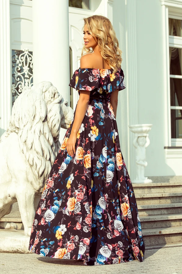Garā kleita ar ziedu rakstu un spāņu stila plecu izgriezumu piešķir eleganci un sievišķību. Tumšais fons izceļ krāsainos ziedus, radot iespaidīgu un stilīgu izskatu.