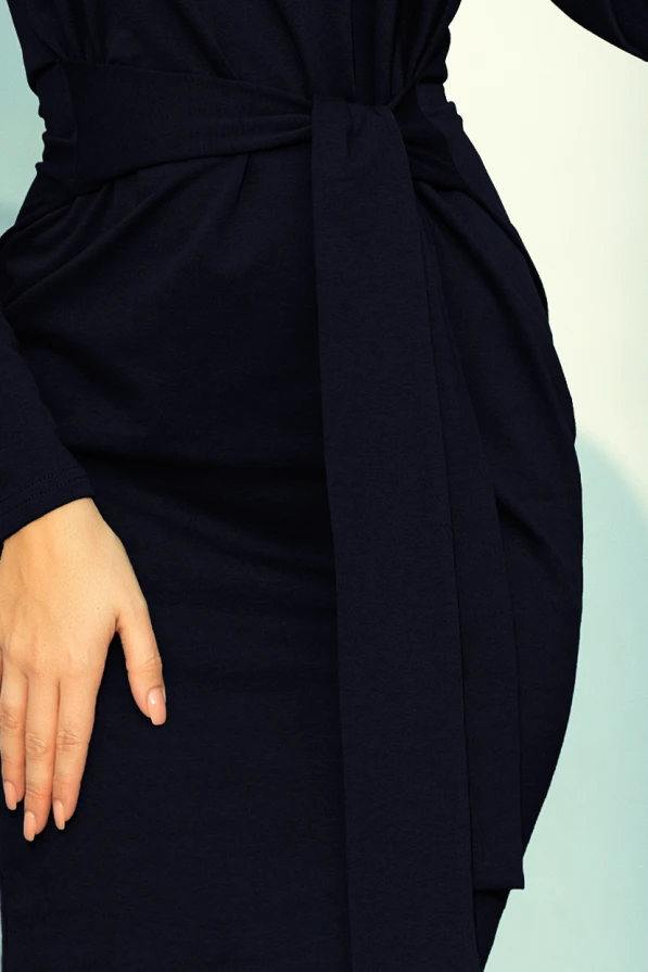 Eleganta tumši zila kleita ar platu jostu, kas akcentē vidukli un piešķir sievišķīgu siluetu. Kleita ir izgatavota no mīksta auduma, kas nodrošina komfortu un eleganci.
