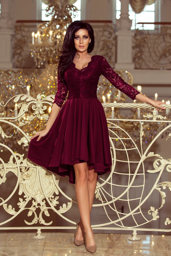 Eleganta bordo krāsas kleita ar mežģīņu augšdaļu un plūstošu svārku daļu. Kleita ir ideāli piemērota svinīgiem pasākumiem, piešķirot valkātājai izsmalcinātu izskatu.