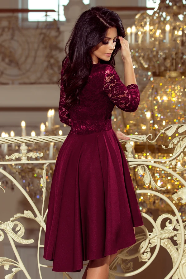 Eleganta bordo krāsas kleita ar mežģīņu augšdaļu un trīs ceturtdaļu piedurknēm. Svārki ir viegli plīvojoši, piešķirot kleitai graciozu un sievišķīgu izskatu.