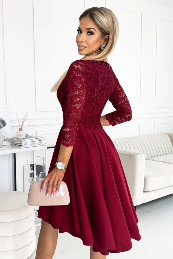 Eleganta bordo krāsas kleita ar mežģīņu augšdaļu un trīs ceturtdaļu piedurknēm. Kleitai ir plati, plīvojoši svārki, kas piešķir tai izsmalcinātu un sievišķīgu izskatu.