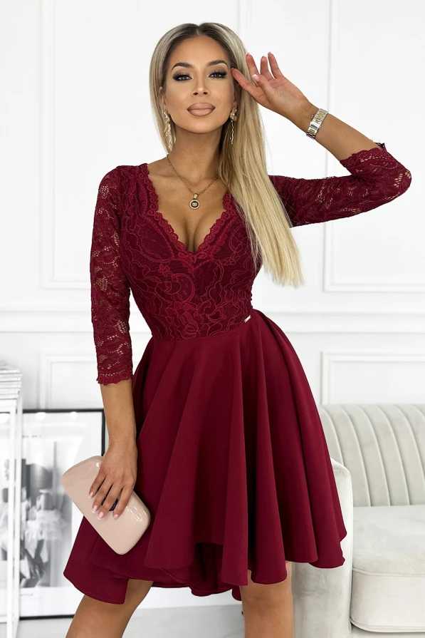 Eleganta bordo krāsas kleita ar mežģīņu augšdaļu un trīs ceturtdaļu piedurknēm. Kleitai ir plati, plīvojoši svārki, kas piešķir tai sievišķīgu un izsmalcinātu izskatu.