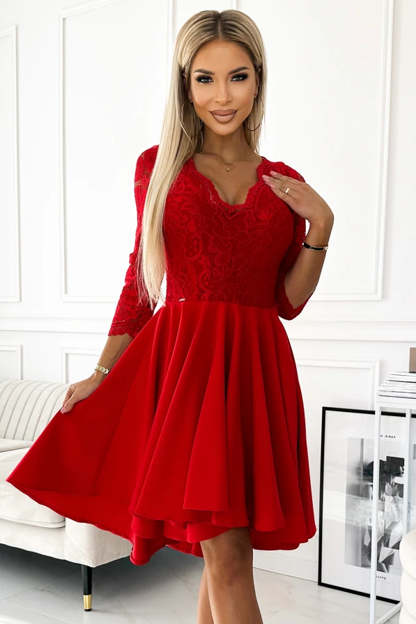 Sieviešu sarkanā kleita ar mežģīņu augšdaļu un trīs ceturtdaļu piedurknēm, kas piešķir eleganci un izsmalcinātību. Kleitai ir plūstošs, viegli izplests svārku daļa, kas rada graciozu siluetu.