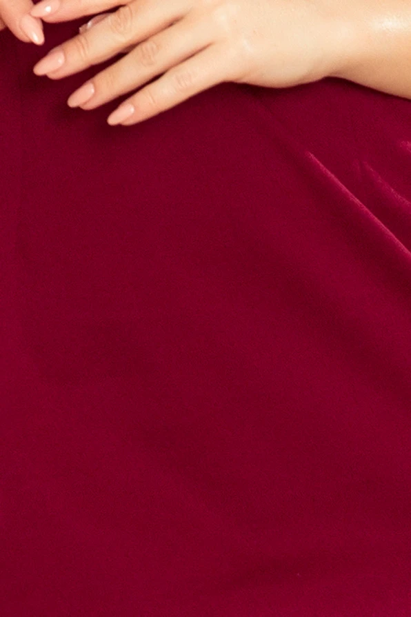 Eleganta bordo krāsas kleita ar vienkāršu, bet izsmalcinātu dizainu. Kleita ir izgatavota no gluda auduma, kas piešķir tai elegantu izskatu.