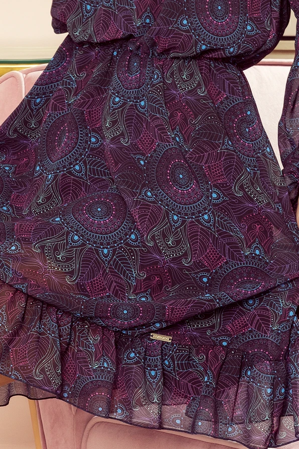 Gaisīga šifona kleita ar sarežģītu, daudzkrāsainu paisley rakstu, kas piešķir eleganci un izsmalcinātību. Kleitai ir viegli plūstošs siluets ar smalkām volānu detaļām apakšmalā.