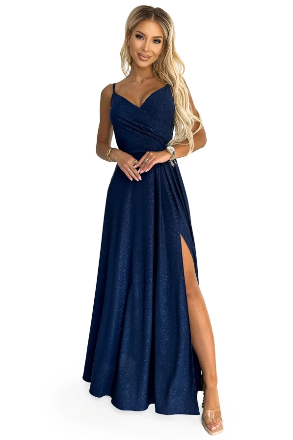 Eleganta, tumši zila maxi kleita ar spīdīgu audumu un plāniem plecu lencēm. Kleitai ir pieguļošs augšdaļas dizains un augsts šķēlums, kas piešķir tai izsmalcinātu izskatu.