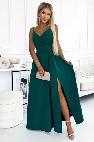 Eleganta, zaļa maxi kleita ar platu svārku daļu un augstu šķēlumu, kas piešķir izsmalcinātību. Kleitai ir plānas lencītes un elegants drapējums priekšpusē.}