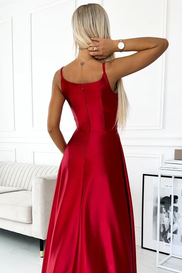 Eleganta, sarkana maxi kleita ar plānām lencēm un gludu, spīdīgu audumu. Kleita ir piemērota svinīgiem pasākumiem, izceļot sievišķību un eleganci.