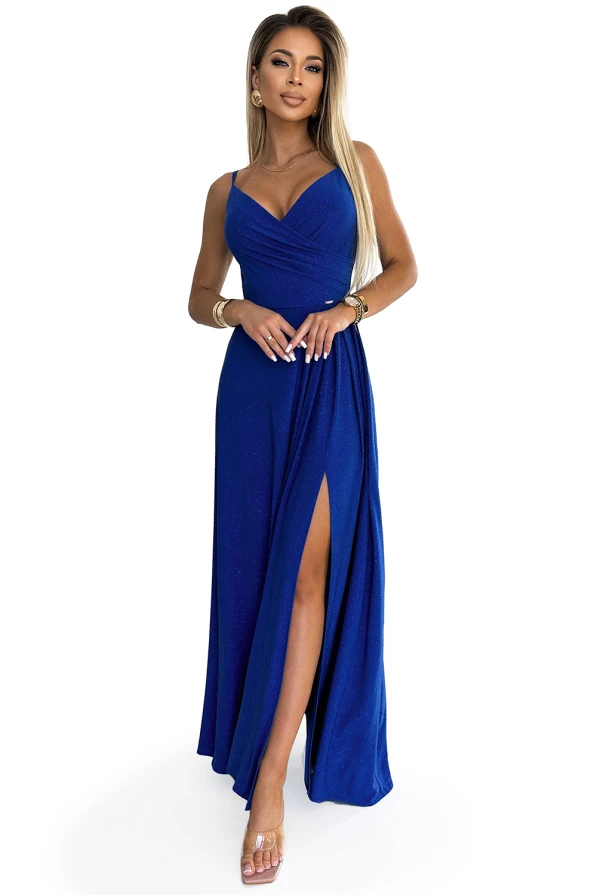 Eleganta zila maxi kleita ar plānu lencīšu dizainu un dziļu šķēlumu, kas piešķir sievišķīgu šarmu. Kleita ir ideāli piemērota svinīgiem pasākumiem vai vakara iziešanai.