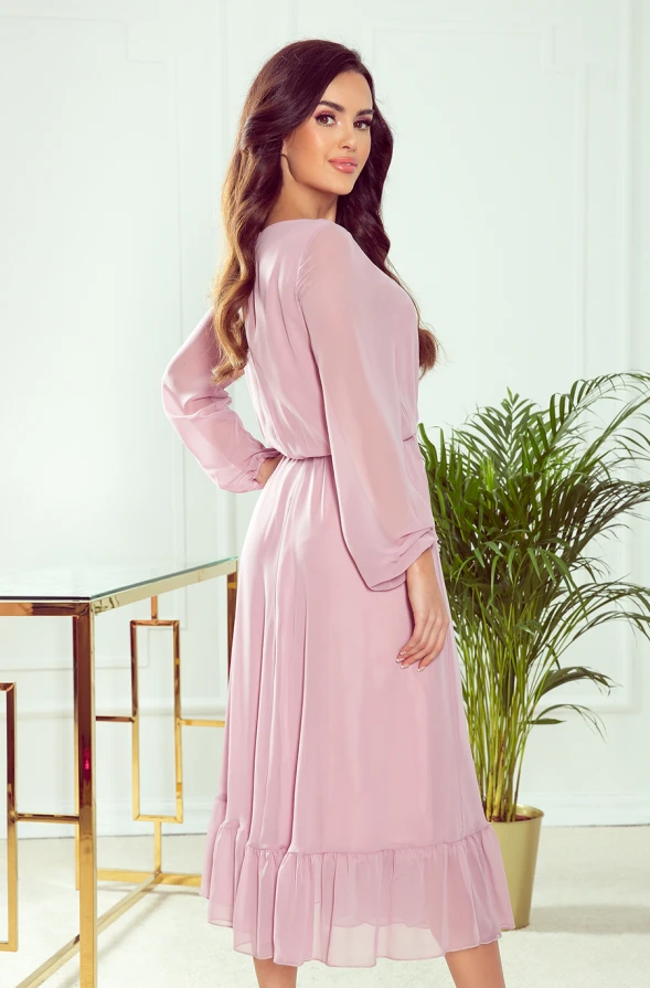 Eleganta šifona midi kleita maigā rozā krāsā ar garām piedurknēm un volāniem apakšmalā. Kleita ir ideāli piemērota gan ikdienas valkāšanai, gan īpašiem gadījumiem, piešķirot sievišķīgu un izsmalcinātu izskatu.