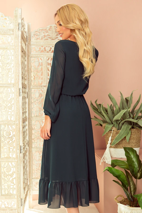 Sieviešu šifona midi kleita tumši zaļā krāsā ar garām piedurknēm un volāniem apakšmalā. Kleita ir eleganta un piemērota gan ikdienas, gan svētku pasākumiem.
