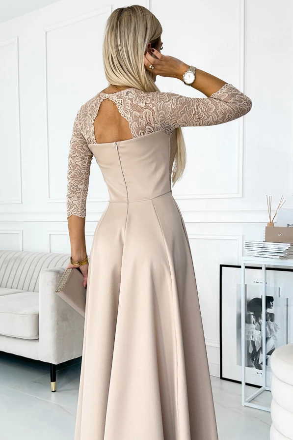 Eleganta kleita ar garām piedurknēm un smalku mežģīņu augšdaļu, kas piešķir izsmalcinātību un sievišķību. Kleitas aizmugurē ir elegants izgriezums un rāvējslēdzējs, kas nodrošina ērtu valkāšanu.