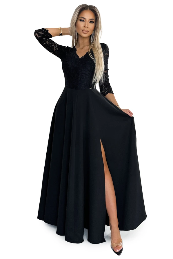 Eleganta melna kleita ar garām mežģīņu piedurknēm un dziļu šķēlumu svārku daļā. Kleita izceļas ar sievišķīgu siluetu un smalkām detaļām.