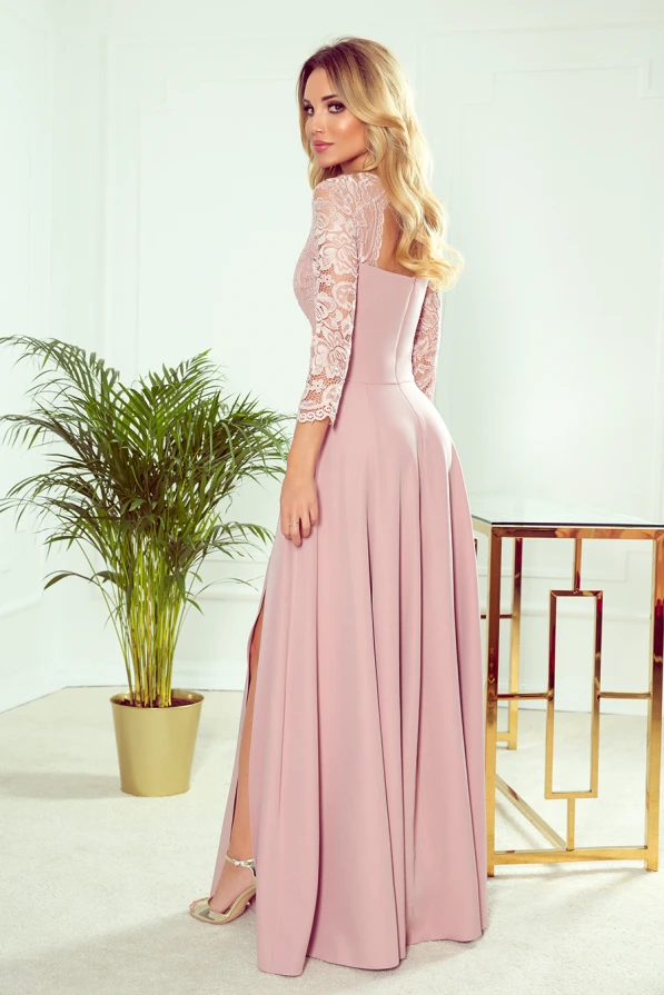 Eleganta, gara kleita ar mežģīņu augšdaļu un garām piedurknēm, kas piešķir izsmalcinātību. Kleita ir gaiši rozā krāsā un tai ir elegants šķēlums sānos.