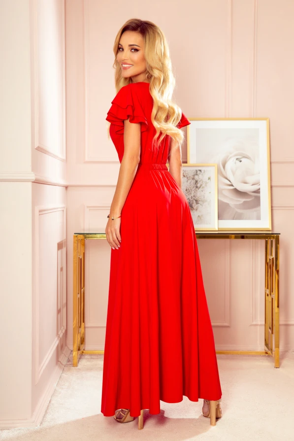 Garā, sarkanā kleita ar volāniem uz pleciem piešķir eleganci un izsmalcinātību. Kleita ir piemērota svinīgiem pasākumiem, izceļot sievišķību un stilu.