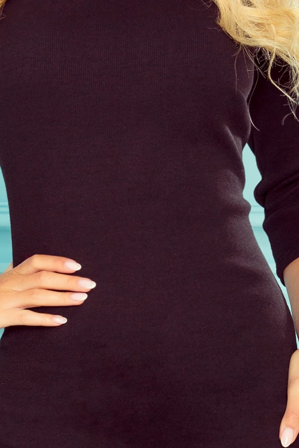 Eleganta, tumši brūna midi kleita ar trīs ceturtdaļu piedurknēm un pieguļošu siluetu. Audums ir smalki rievots, piešķirot kleitai teksturētu izskatu.