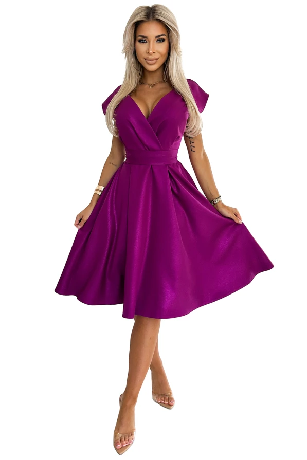 Sieviešu kleita ar dziļu V veida izgriezumu un platām plecu lencēm, kas piešķir eleganci un sievišķību. Kleita ir piesātināti violetā krāsā ar izplestu svārku daļu, kas rada graciozu siluetu.