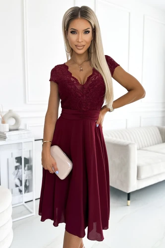 Eleganta šifona kleita bordo krāsā ar mežģīņu augšdaļu un īsām piedurknēm. Kleita ir vidēja garuma, ar plūstošu svārku daļu, kas piešķir sievišķīgu siluetu.}