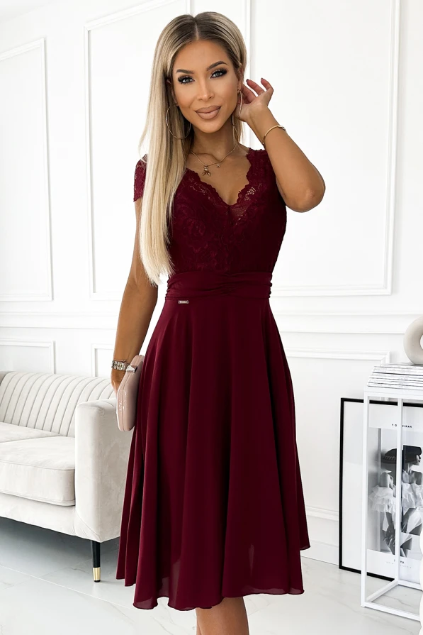 Sieviešu šifona kleita bordo krāsā ar mežģīņu augšdaļu un īsām piedurknēm. Kleitai ir elegants, plūstošs siluets, kas lieliski piemērots svinīgiem pasākumiem.
