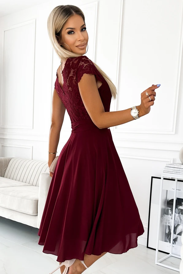 Eleganta, bordo krāsas šifona kleita ar mežģīņu augšdaļu un īsām piedurknēm. Kleita ir viegla un plūstoša, ideāli piemērota svinīgiem pasākumiem.