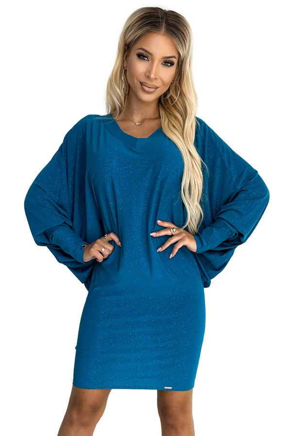 Zila kleita ar sikspārņa piedurknēm un spīdīgu audumu piešķir eleganci un komfortu. Ideāli piemērota gan ikdienas, gan svētku pasākumiem.