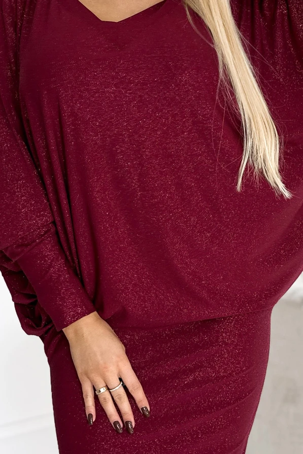 Sieviešu kleita bordo krāsā ar spīdīgu tekstūru un brīvi krītošiem "nietoperz" stila piedurknēm. Kleita ir eleganta un piemērota gan ikdienas, gan svētku pasākumiem.