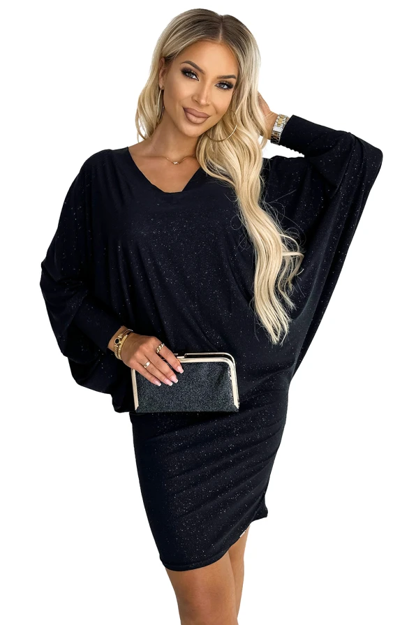 Melna kleita ar sikspārņa piedurknēm un smalku spīdumu, kas piešķir eleganci un izsmalcinātību. Kleita ir ideāli piemērota vakara pasākumiem, nodrošinot gan komfortu, gan stilu.