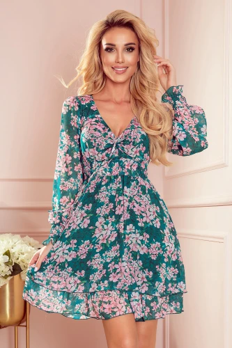 Zaļā šifona kleita ar rozā ziedu rakstu un garām piedurknēm piešķir eleganci un sievišķību. Kleita ir viegla un plūstoša, ideāli piemērota pavasara un vasaras sezonai.}