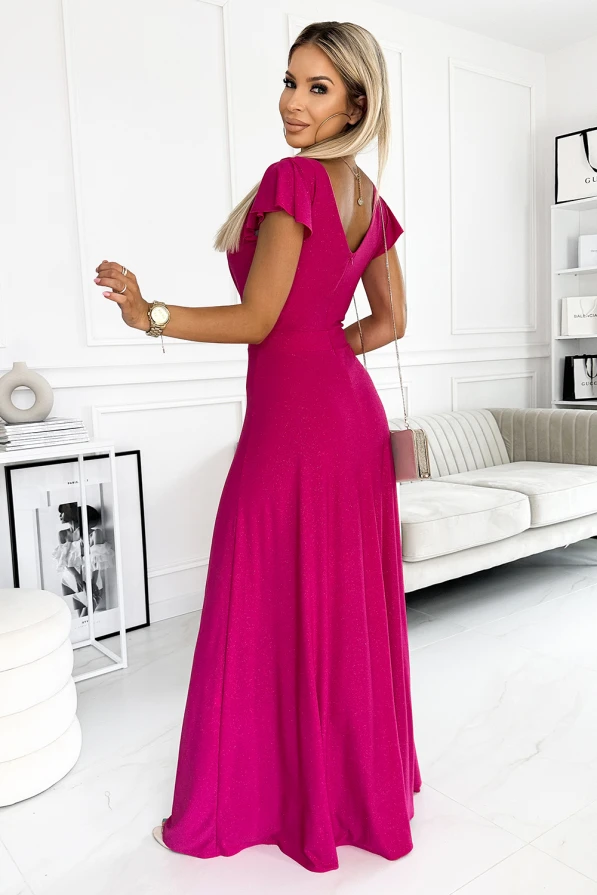 Garā, koši rozā kleita ar spīdīgu audumu un īsām piedurknēm piešķir eleganci un izsmalcinātību. Kleita ir ideāli piemērota svinīgiem pasākumiem, izceļot sievišķību un stilu.