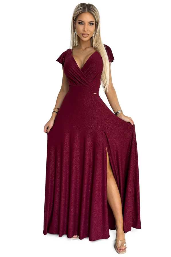Sieviešu gara, spīdīga kleita tumši sarkanā krāsā ar elegantu šķēlumu sānos. Kleitai ir īsas piedurknes un pieguļošs augšdaļas dizains, kas akcentē figūru.