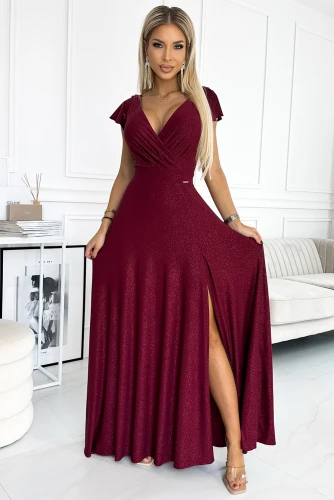 Eleganta, spīdīga bordo krāsas kleita ar dziļu šķēlumu un īsām piedurknēm, kas piešķir izsmalcinātību un sievišķību. Kleita ir ideāli piemērota svinīgiem pasākumiem, izceļot valkātājas eleganci un stilu.}