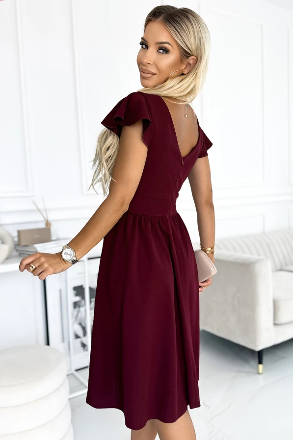 Sieviešu kleita bordo krāsā ar elegantiem, īsiem piedurknēm un pieguļošu augšdaļu, kas pāriet viegli krītošā svārku daļā. Kleita ir piemērota gan ikdienas, gan svinīgiem pasākumiem, piešķirot valkātājai izsmalcinātu izskatu.