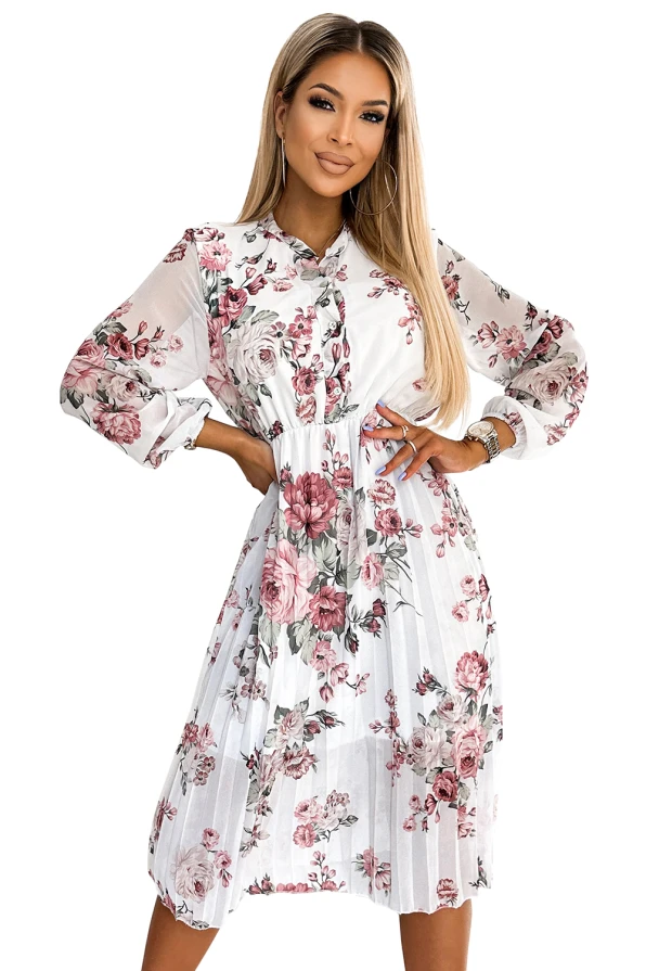 Gaisma, plisēta kleita ar ziedu rakstu, kas izceļ sievišķību un eleganci. Garās piedurknes un vieglais audums padara to ideāli piemērotu gan ikdienai, gan svinīgiem pasākumiem.
