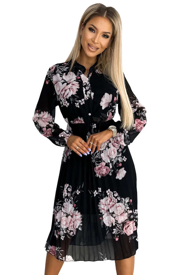 Melna plisēta kleita ar garām piedurknēm, rotāta ar rozā ziedu rakstu. Kleita ir eleganta un piemērota gan ikdienai, gan svinīgiem pasākumiem.