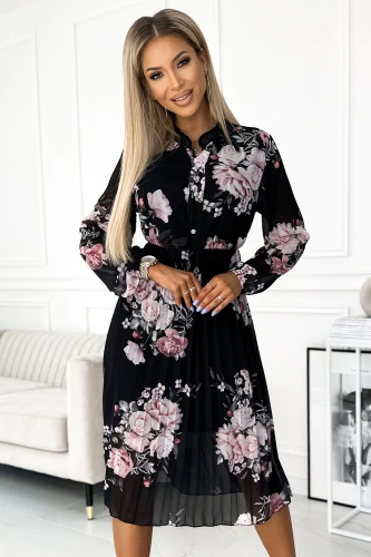 Eleganta, melna plisēta kleita ar garām piedurknēm, rotāta ar lieliem, rozā ziedu rakstiem. Kleita ir piemērota gan ikdienas valkāšanai, gan īpašiem gadījumiem, piešķirot sievišķīgu un stilīgu izskatu.}