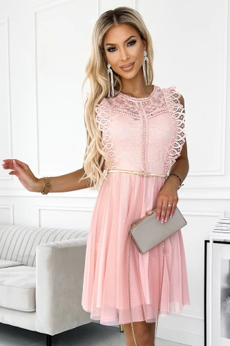 Sieviešu kleita ar smalku mežģīņu apdari un vieglu, plandošu svārku daļu, kas piešķir eleganci un sievišķību. Kleita ir gaiši rozā krāsā, papildināta ar smalku jostu, kas akcentē vidukli.}