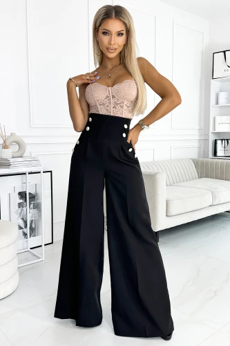 Elegants sieviešu apģērbs ar platām melnām biksēm un smilškrāsas mežģīņu topu. Apģērbs ir piemērots gan ikdienai, gan svinīgiem pasākumiem, izceļot sievišķību un stilu.}