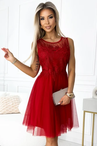 Sieviešu sarkanā kleita ar smalku mežģīņu augšdaļu un viegli plandošu svārku daļu. Elegants dizains, kas piemērots gan svinīgiem pasākumiem, gan ikdienas valkāšanai.}