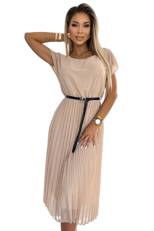 Plisēta midi kleita smilšu krāsā ar elegantu melnu jostu, kas akcentē vidukli. Viegls un plūstošs audums piešķir kleitai sievišķīgu un izsmalcinātu izskatu.