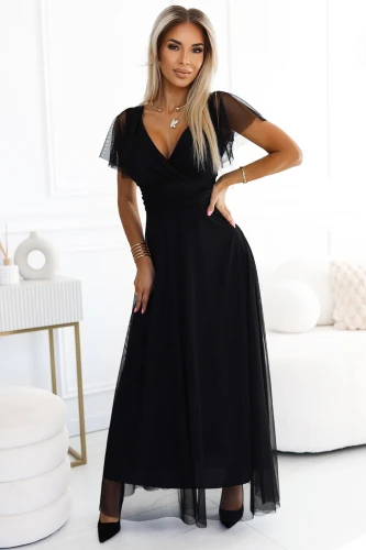 Eleganta, melna, gara kleita ar caurspīdīgiem tilla piedurknēm un V veida izgriezumu. Kleita ir piemērota svinīgiem pasākumiem, izceļot sievišķību un eleganci.}